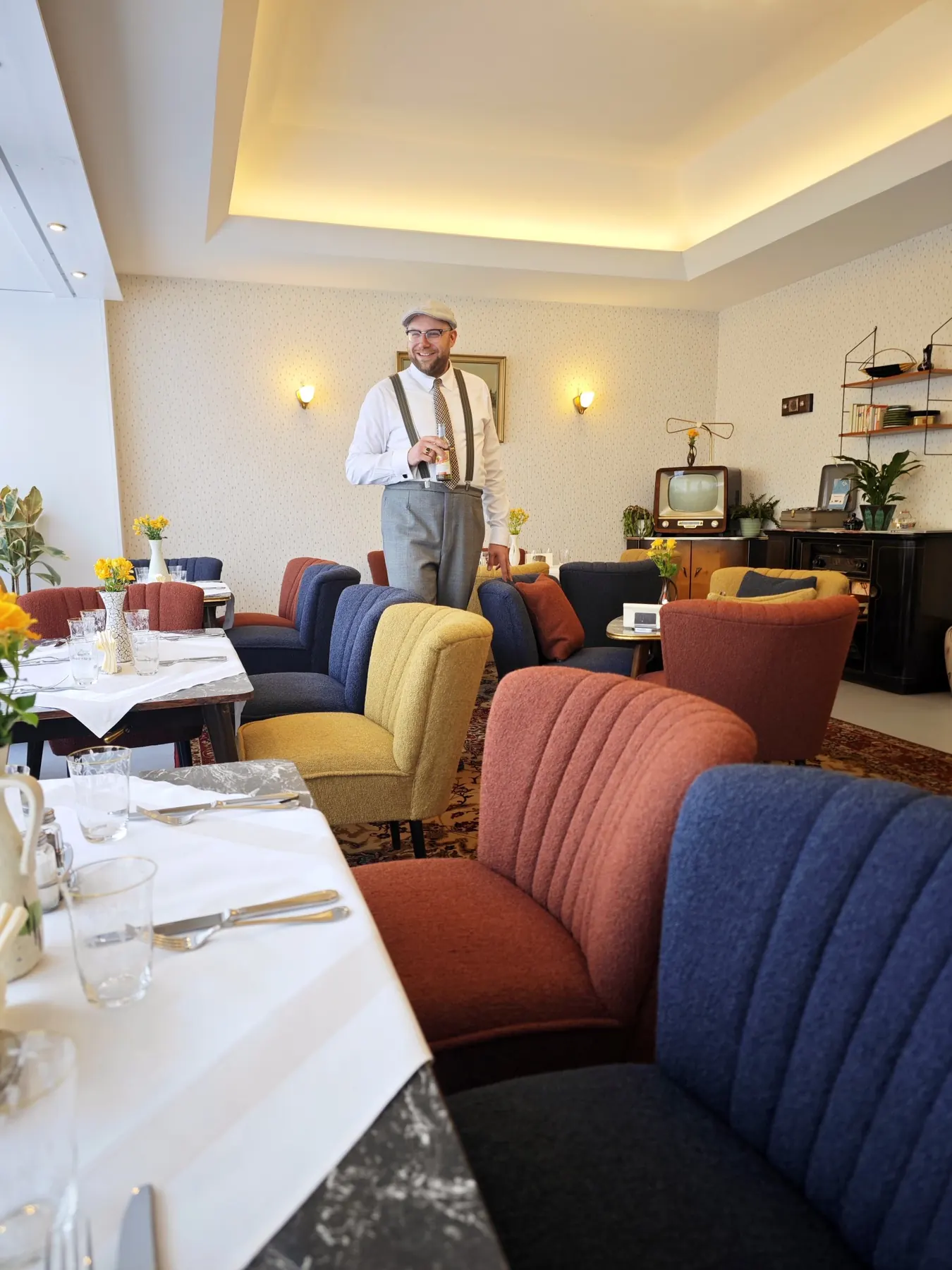 Gastgeber im Café Wirxel zwischen gedeckten Tischen