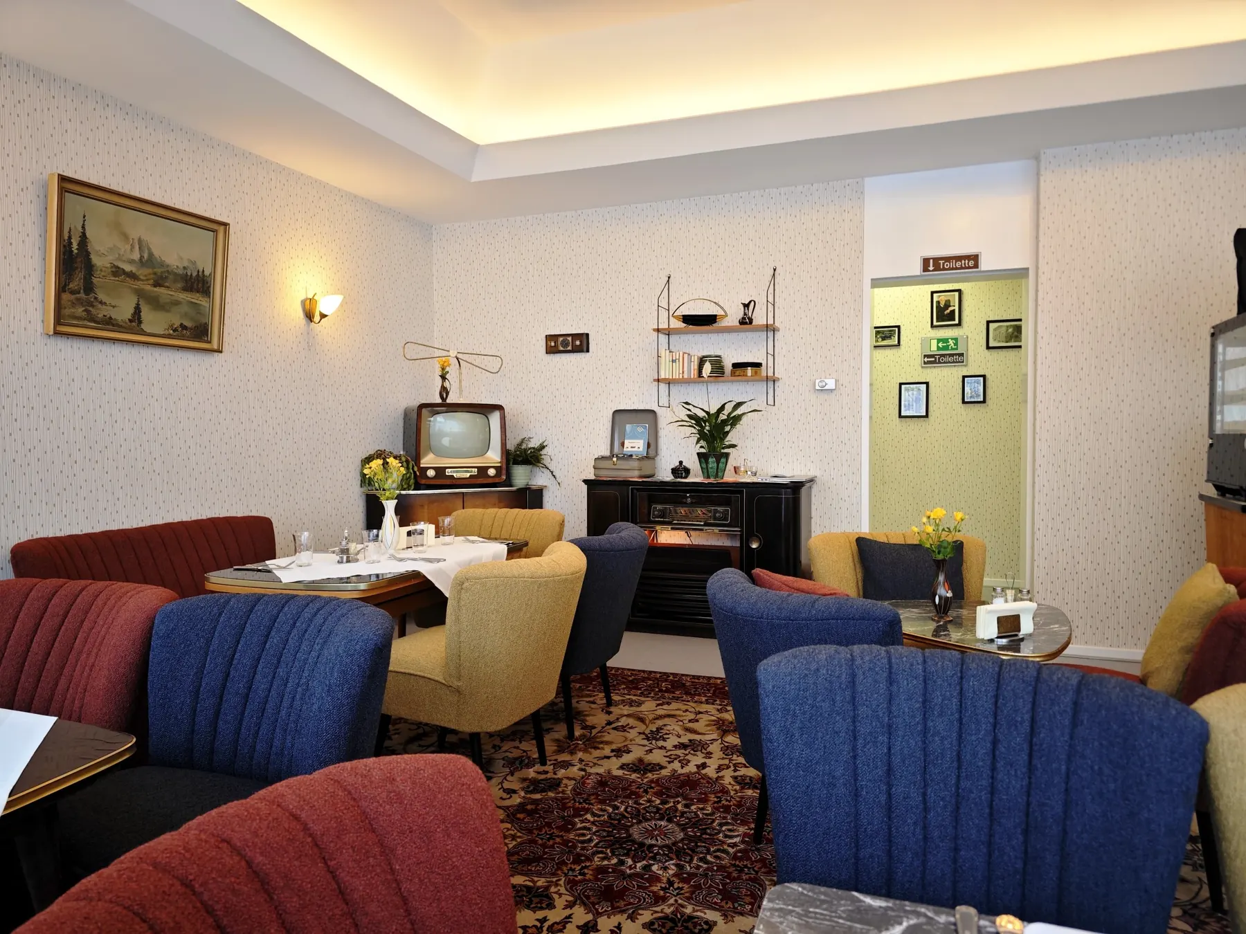 Innenansicht des Café Wirxel mit 50er-Jahre-Einrichtung