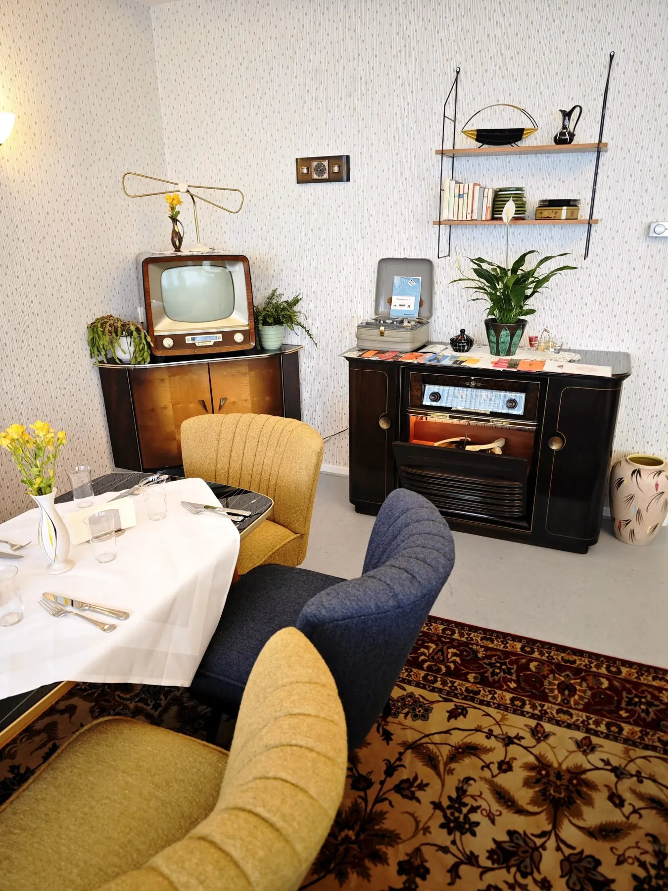 Historische Einrichtung im Café Wirxel mit altem Fernseher und Musiktruhe